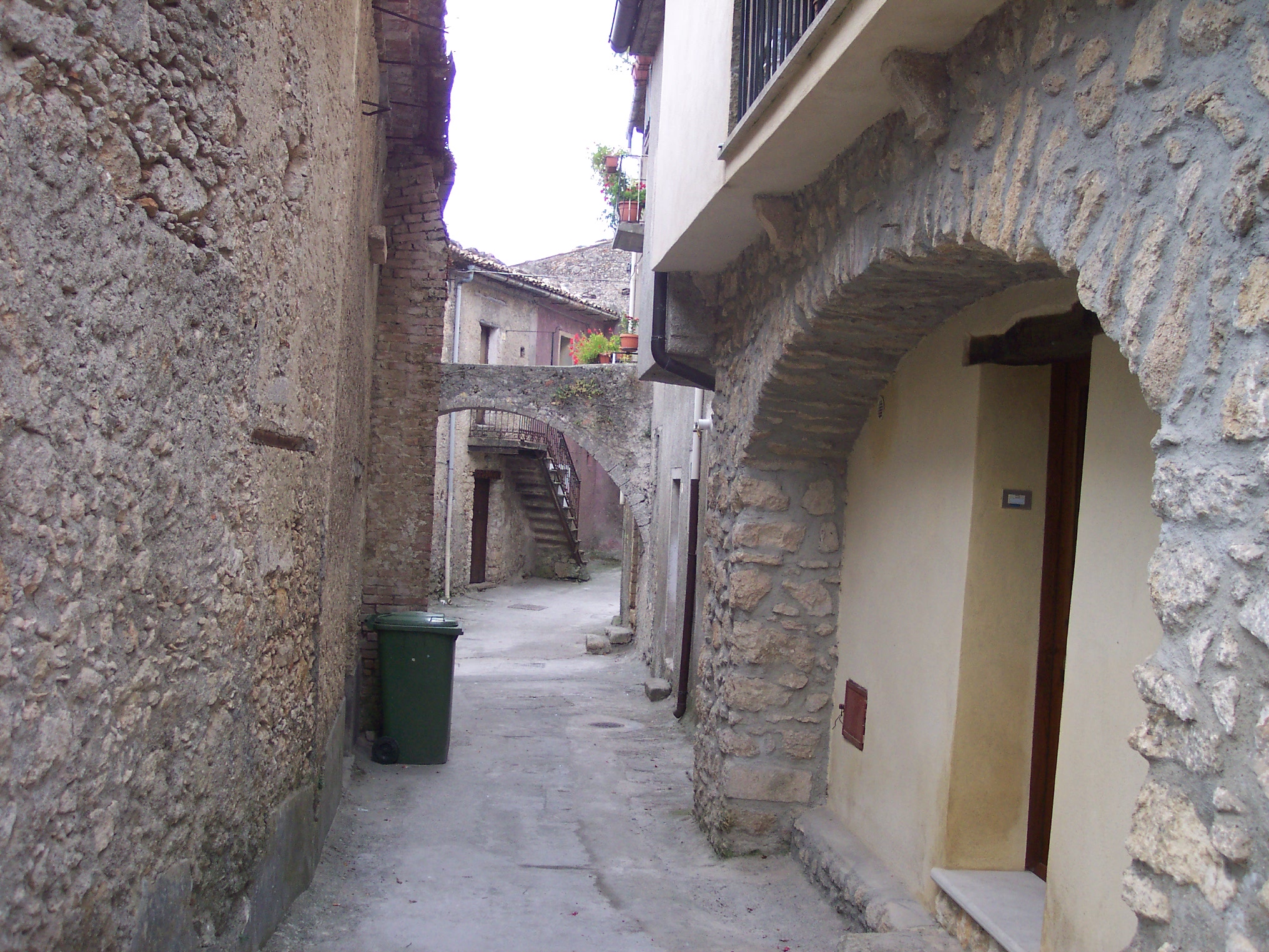 Falconara Albanese, scorcio del centro storico lungo via Girolamo De Rada